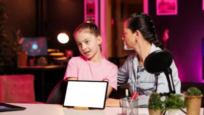 Peran dan Tantangan Influencer Parenting di Era Digital