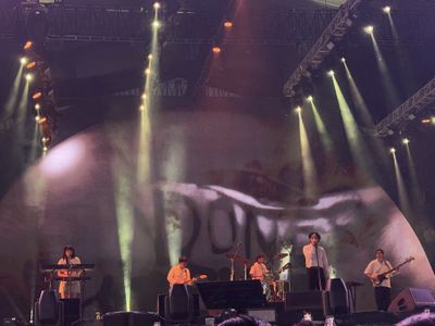 Hindia Soroti Kritik Sosial Lewat Lagu dan Visualnya yang Kuat di Synchronize Fest 2025