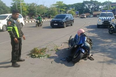Ibu dan Anak Boncengan Motor Tabrak Truk Parkir di Makassar, 1 Orang Tewas