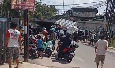 Damp Truk Terjun Dari Tol Timpa Pick up Dan Motor Di Kaligandu Kota Serang