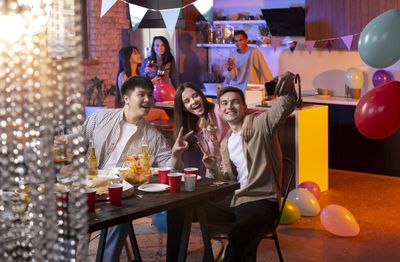 5 Zodiak yang Paling Suka Berpesta dan Hangout Seru, Kamu Termasuk?
