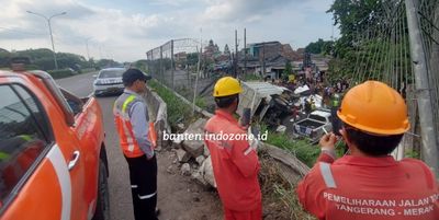 Kronologi Dump Truk Terjun Dari Jalan Tol Timpa Pick up Dan Pemotor