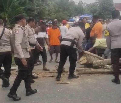 Jalan Trans Seram di SBB Maluku Sempat Dipalang Kini Lalin Kembali Normal