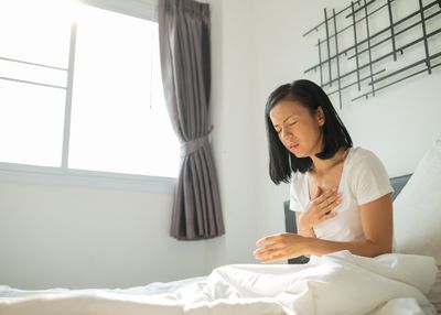 10 Penyebab Kenapa Perempuan Sering Mengalami Nyeri Dada dan Sering Terabaikan, Yuk Cek Gejalanya!