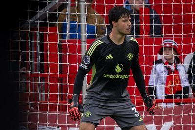 Senne Lammens Senang Dapat Pujian dari Kiper Legendaris MU Edwin van der Sar
