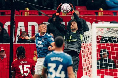 Bukan Hanya Trio Penyerang! Kiper Muda Ini Dinobatkan sebagai Pembelian Terpenting MU Musim Ini