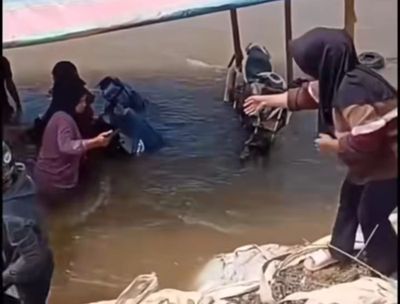 Rakit Penyeberangan di Sungai Rokan Tenggelam Akibat Kelebihan Muatan, Beruntung Tak Ada Korban Jiwa