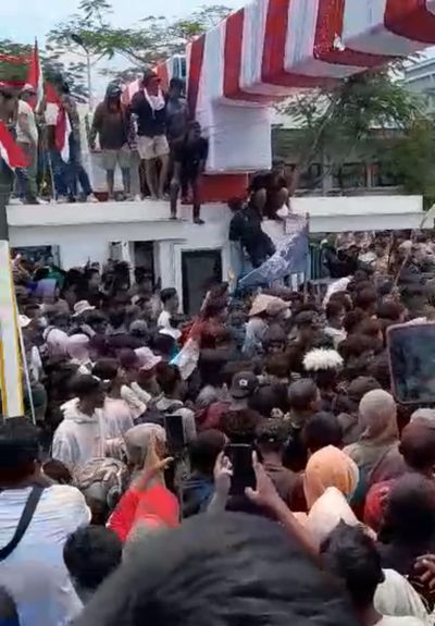 Demo PT Timah Ricuh, Massa Rusak Fasilitas Kantor, Pedagang hingga Warga Histeris Terkena Tembakan Gas Air Mata