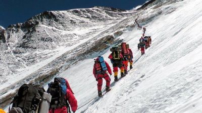 Wisatawan Terjebak di Gunung Everest Akibat Badai Salju Hebat