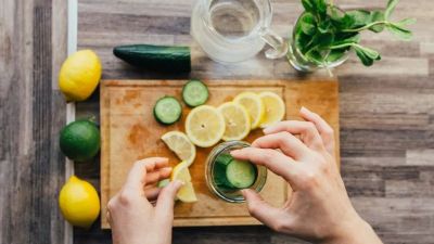 Menyegarkan Hidup Sehat dengan Infused Water