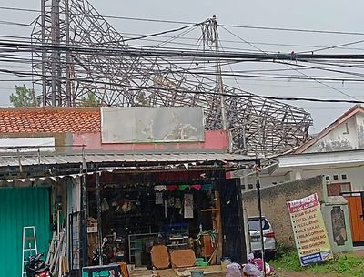Imbas Hujan Angin di Tangsel, Papan Reklame Ambruk Timpa Rumah Warga
