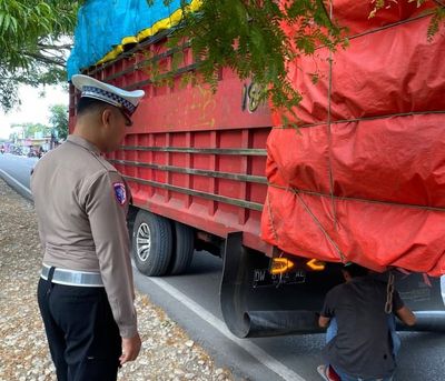 Langgar Standar Keselamatan, Satlantas Bone Ingatkan Sopir Truk Soal Karpet Lumpur Menjuntai