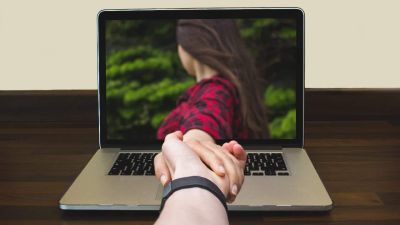 Menjaga Cinta di Tengah Jarak: Tips untuk Hubungan Jarak Jauh