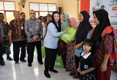 Pemkab Brebes Melakukan Pembagian Bantuan Wardoyo Kepada Masyarakat Songgom