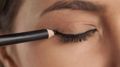 Menciptakan Tampilan Natural dengan Eyeliner: Tips dan Teknik