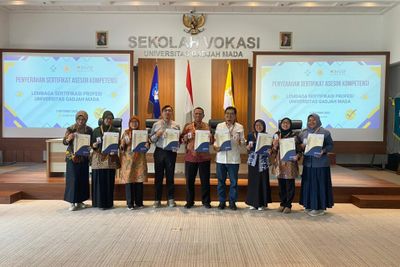Dukung Kompetensi Mahasiswa Siap Kerja, LSP UGM Serahkan 134 Sertifikat Asesor untuk Dosen