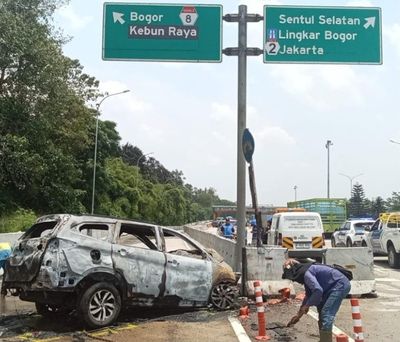 Toyota Rush Hajar Pembatas Jalan hingga Terbakar di Tol Jagorawi, Sopir Alami Patah Kaki