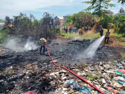 Tumpukan Ban Bekas di Terminal Santan Ludes Terbakar, Damkar Kerahkan 8 Unit Mobil!