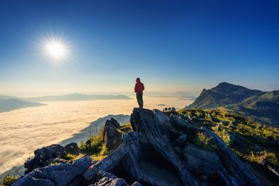 5 Arti Mimpi Berada di Puncak Gunung menurut Primbon Jawa, Pertanda Apa?