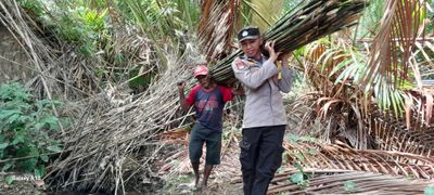 Briptu Arif Rahman Rela Jual Kue Keliling demi Bantu Warga Bangun Masjid Dusun Kifar