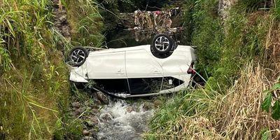 Terjungkir, Sebuah Mobil Terjun Masuk ke Dalam Parit di Desa Poyowa Besar