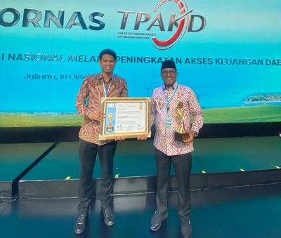 Bupati Maluku Tengah Terima TPAKD Award 2025 dari Menteri Koordinator Bidang Perekonomian