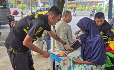 Tim Dokkes Gelar Patroli Jumat Sehat di Ambon, Cek Kesehatan Warga dan Beri Obat Gratis