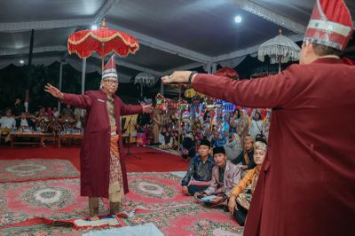 Melestarikan Adat Daerah Lewat Cangget Turun Mandei di Lampung Timur
