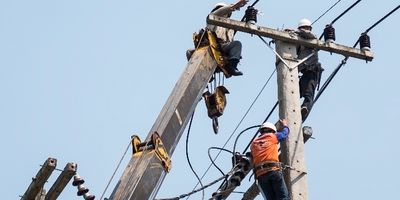 Tiang Terjatuh, Salah Seorang Pekerja Pemasangan Tiang Listrik Tewas.