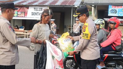Wujud Kepedulian Sosial, Polresta Pangkalpinang Gelar Jumat Berkah, Masyarakat Ucapankan Terima Kasih