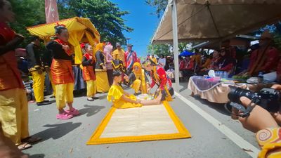 Bupati dan Istri Ikuti Tradisi Bapupur Tidung di Pawai Budaya HUT ke-26 Kabupaten Nunukan