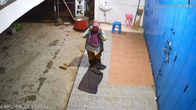 Viral Ibu Rutin Salat Subuh di Teras Ruko, Aksinya Bikin Haru Warganet