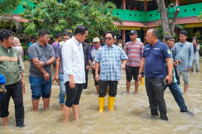 Rico Waas Tinjau Langsung Pengungsi Banjir dan Salurkan Bantuan