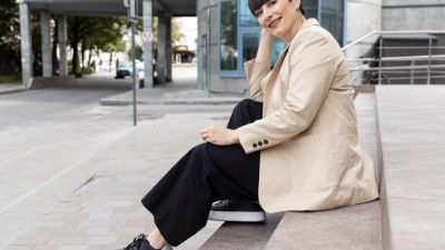 Sneakers: Dari Olahraga ke Outfit Formal