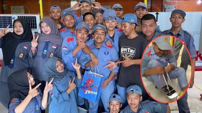 Dari Prank Jadi Haru, Siswa SMK Nangis Dapat Sepatu dari Teman-Temannya