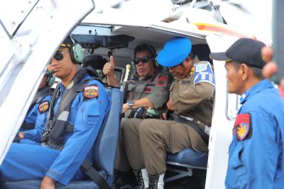 Naik Helikopter, Gubernur Babel Hidayat Arsani Jumpai Masyarakat Kepulauan