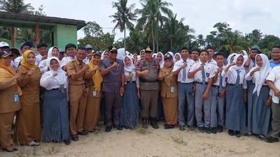 Siswa SMK Perikanan Selat Nasik Antusias Sambut Kedatangan Gubernur Hidayat, Sampaikan Soal Air Bersih dan Kekurangan Guru