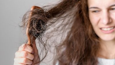 Menangani Rambut Rontok: Memahami Penyebab dan Solusi yang Tepat