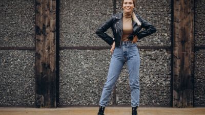 Gaya Memadukan Jaket Jeans untuk Berbagai Kesempatan
