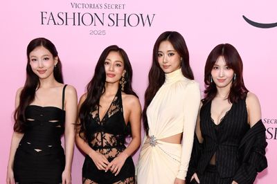 Nayeon, Jihyo, Tzuyu, dan Momo TWICE Tampil Menawan di Victoria s Secret Fashion Show 2025