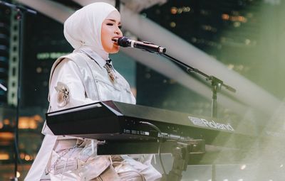 Putri Ariani Dipuji Netizen Saat Cover Lagu Golden K-Pop Demon Hunters Sambil Main Keyboard