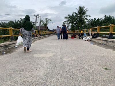 Jembatan Sungai Rokan Ujung Batu Dibuka Terbatas, Hanya Sepeda Motor dan Mobil Kecil yang Diizinkan