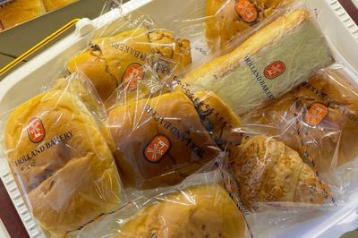 7 Jajanan di Holland Bakery yang Enak dan Bikin Nagih, Beserta Harganya!
