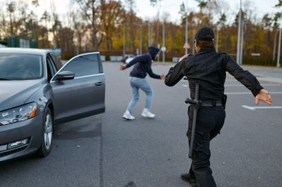 5 Arti Mimpi Dikejar Polisi Menurut Primbon Jawa, Bisa Jadi Peringatan!