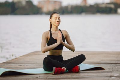 5 Kebiasaan Sepele saat Yoga yang Bisa Bikin Sendi Cepat Rusak
