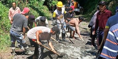 Belasan Tahun Jalan Rusak, Warga Tondei Raya Gotong Royong Perbaiki Jalan