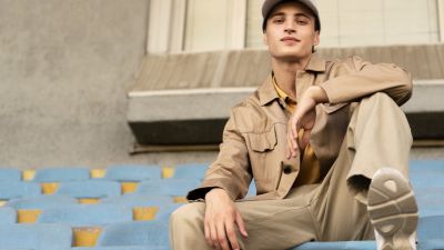 Tren Gaya Berpakaian Minimalist di Kalangan Anak Muda