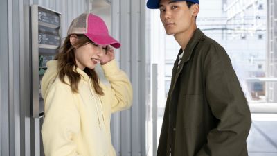 Tren Kombinasi Hoodie dan Topi di Kalangan Anak Muda