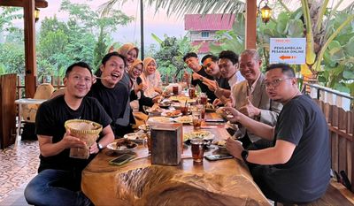 Makan Rame-Rame di Warung Mbak Mel, Nikmati Ayam dan Bebek Empuk Khas Purwokerto