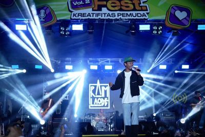 PECAH! Ribuan Warga Bontang Hanyut dalam Melodi Komang , Raim Laode Sukses Tutup Urban Fest Volume 2